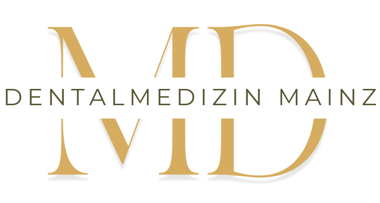 Goldenes MD-Monogramm-Logo mit dem Text „DENTALMEDIZIN MAINZ“ auf weißem Hintergrund