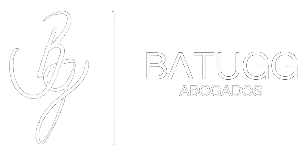 Logotipo blanco estilizado con un emblema en cursiva y el texto &ldquo;BATUGG&rdquo; separados por una l&iacute;nea vertical.
