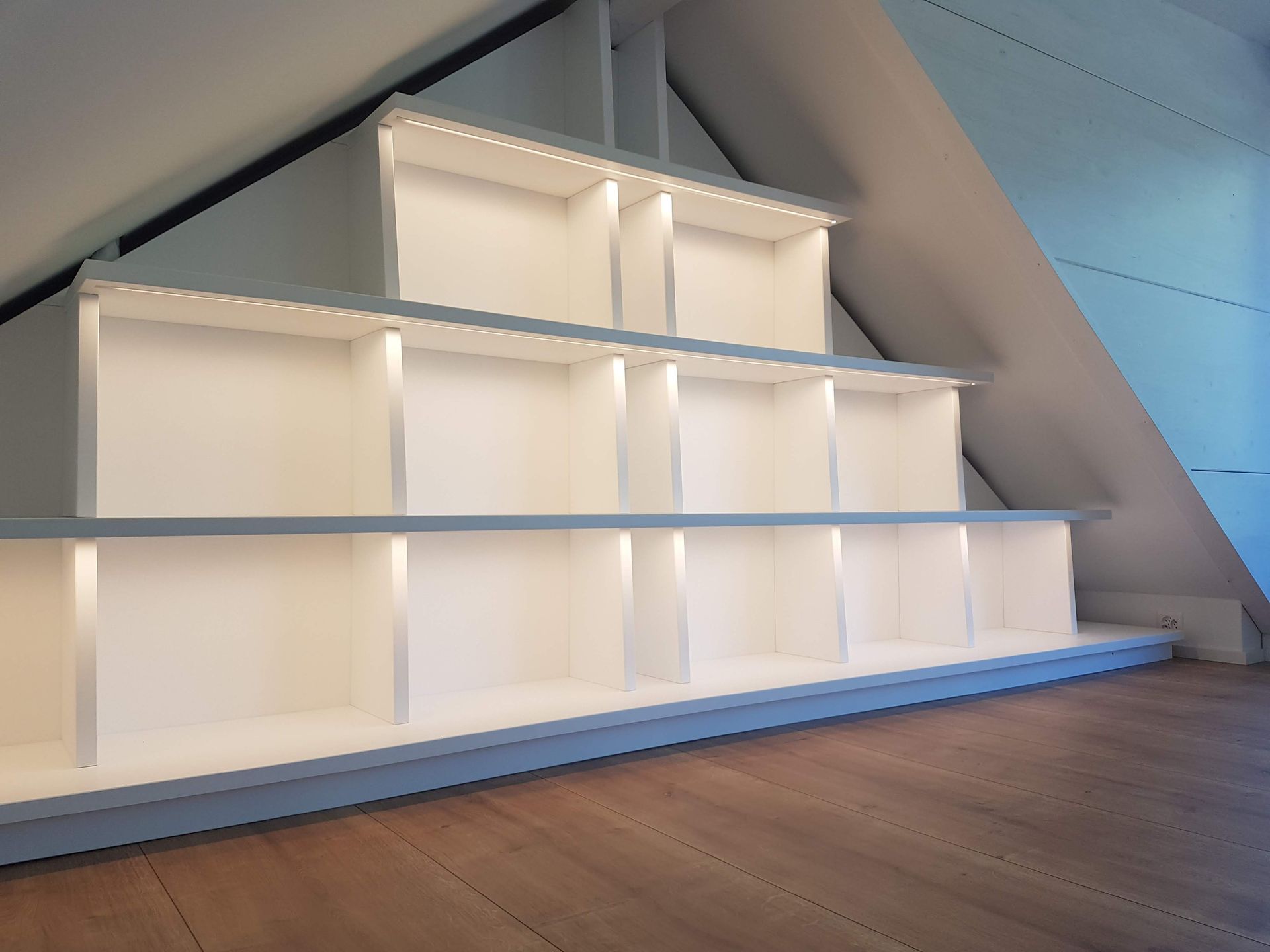 étagère en bois blanc avec des lumières