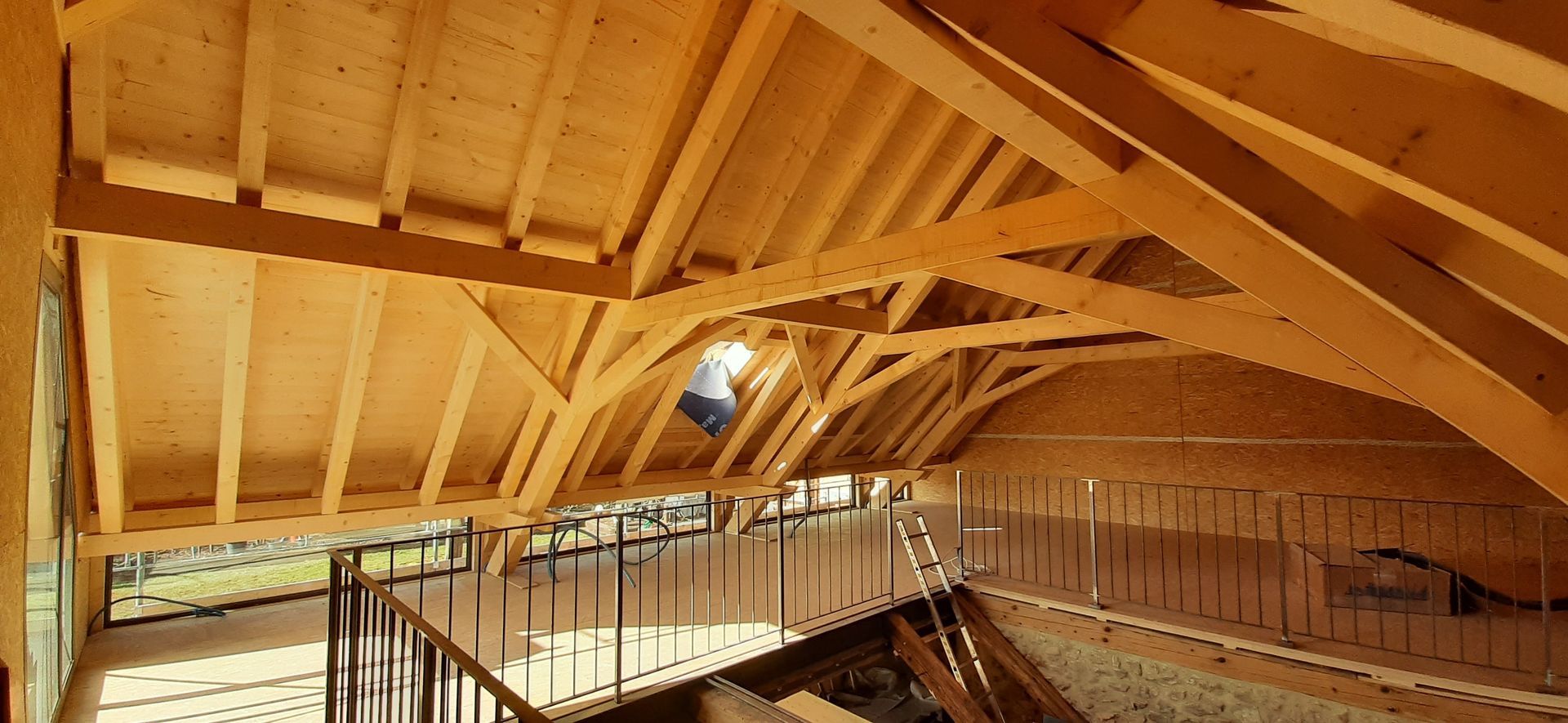 Vue d'une charpente en bois de l'intérieur.