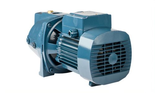 Un primer plano de un motor eléctrico azul sobre un fondo blanco.