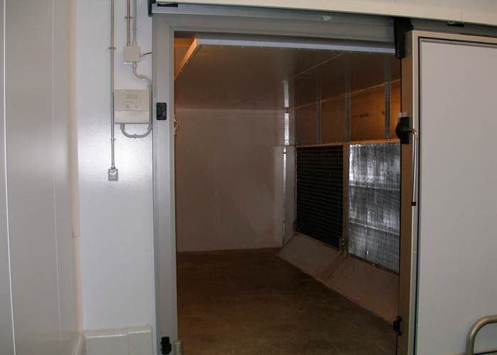 Una puerta corrediza está abierta en una habitación con un ventilador de techo.