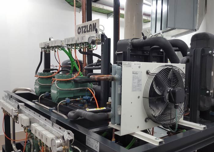 Una máquina con un cartel que dice otzlan.