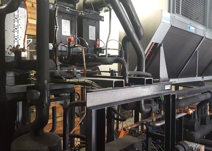 Una habitación con muchas tuberías y una máquina.