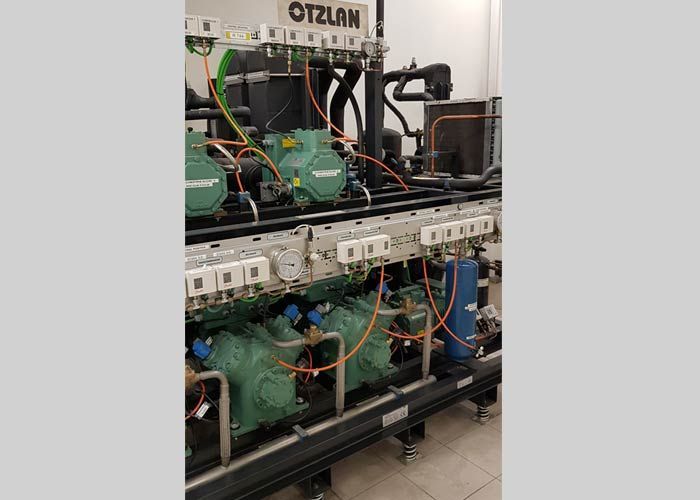 Una máquina con muchos cables saliendo de ella está en una habitación.