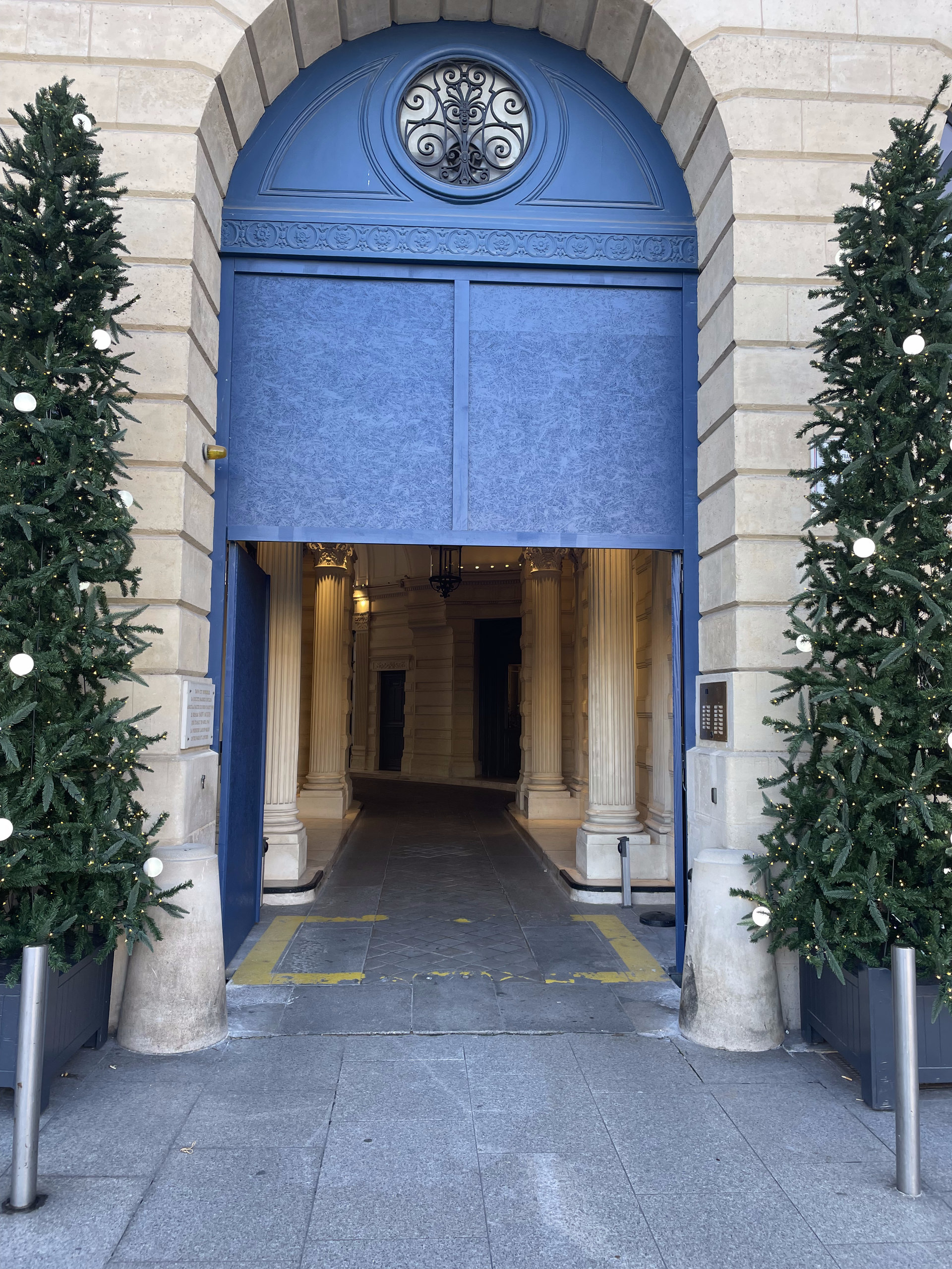 Porte cochère bleue ouverte