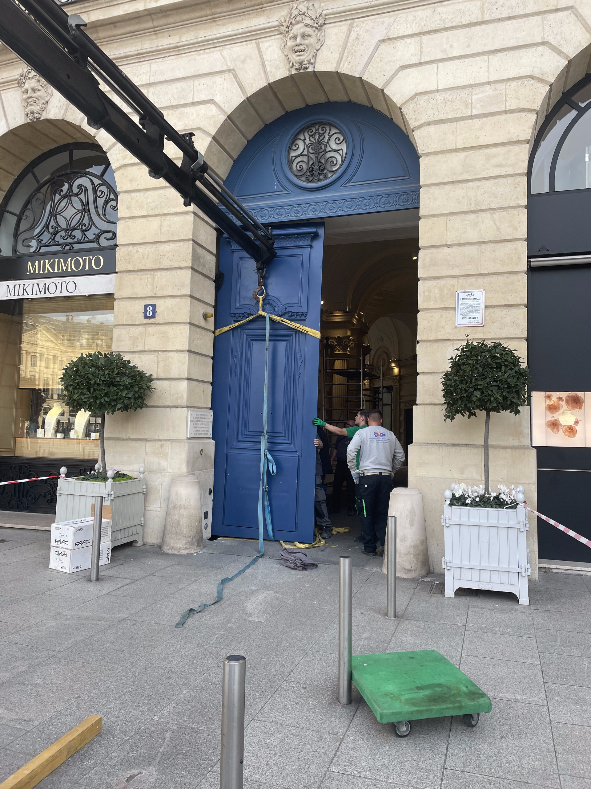 Porte cochère neuve en train d'être placée