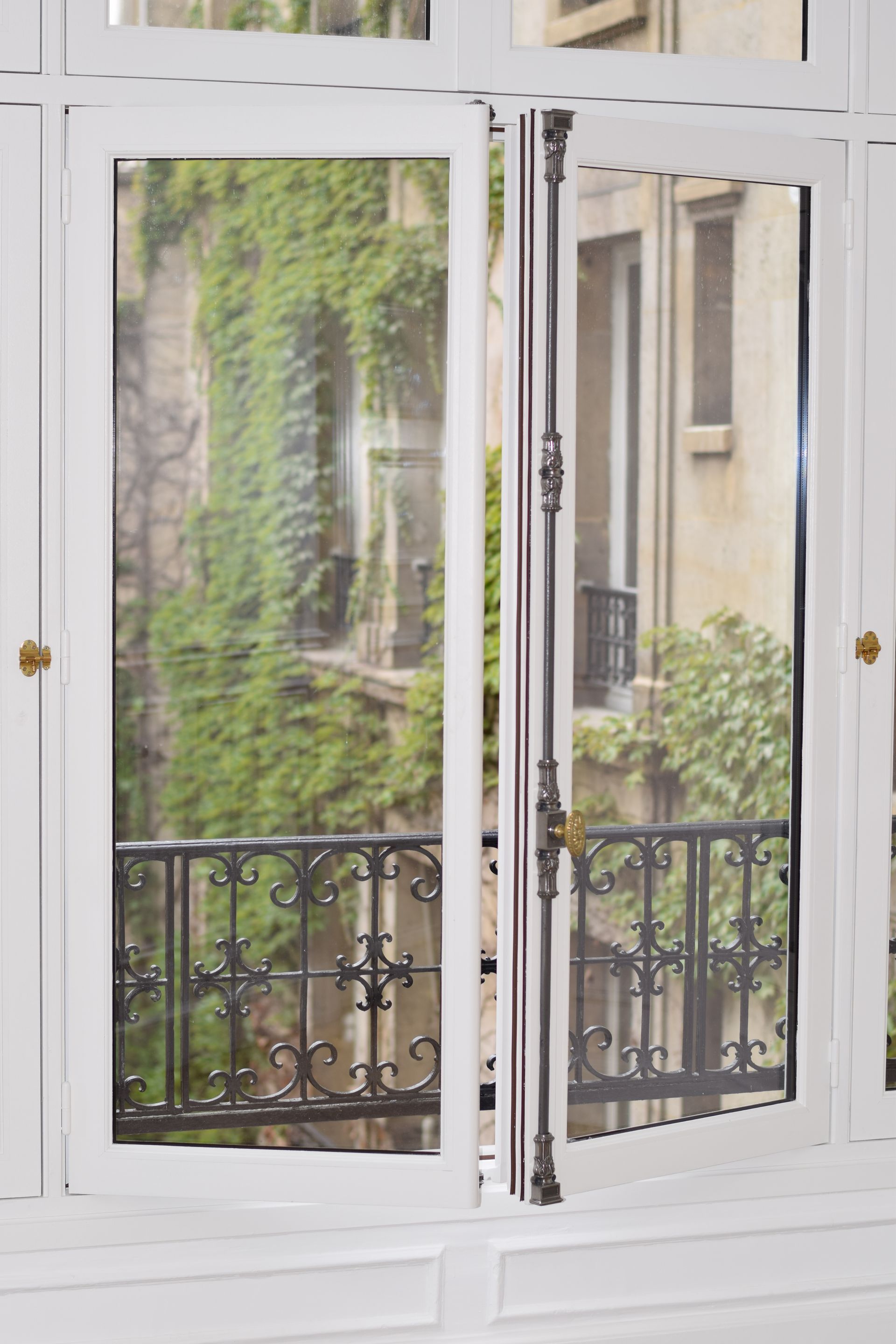 Fenêtres blanches semi ouvertes