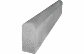 Un primer plano de un bordillo de hormigón sobre un fondo blanco.