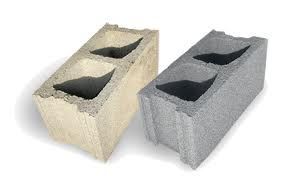 Dos bloques de hormigón están uno al lado del otro sobre una superficie blanca.