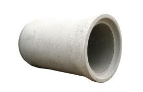 Un tubo de hormigón con un agujero en el medio sobre un fondo blanco.