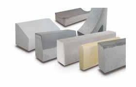 Un grupo de bloques de hormigón están colocados uno encima del otro sobre una superficie blanca.