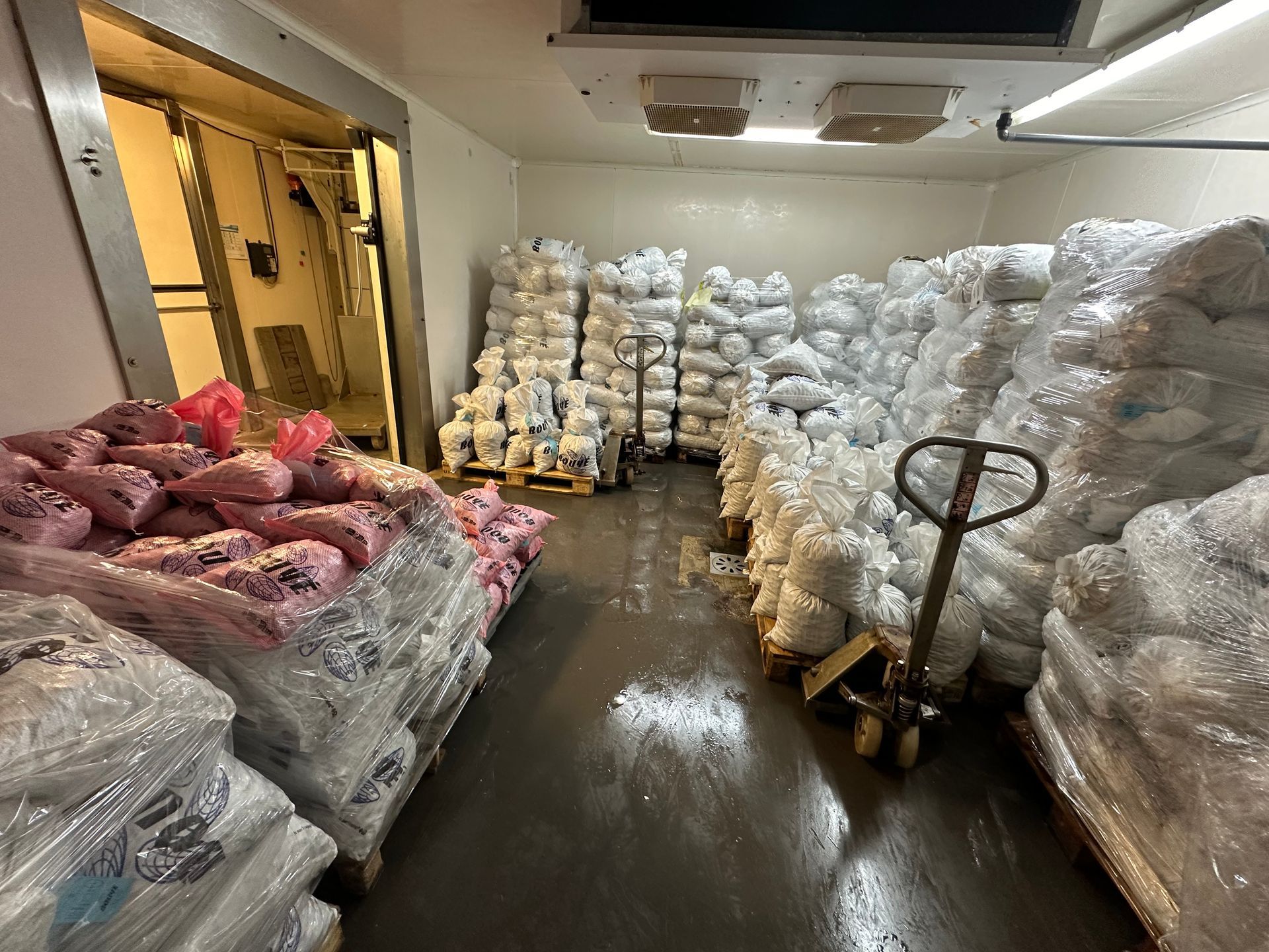 Une chambre froide remplie de sacs de moules.