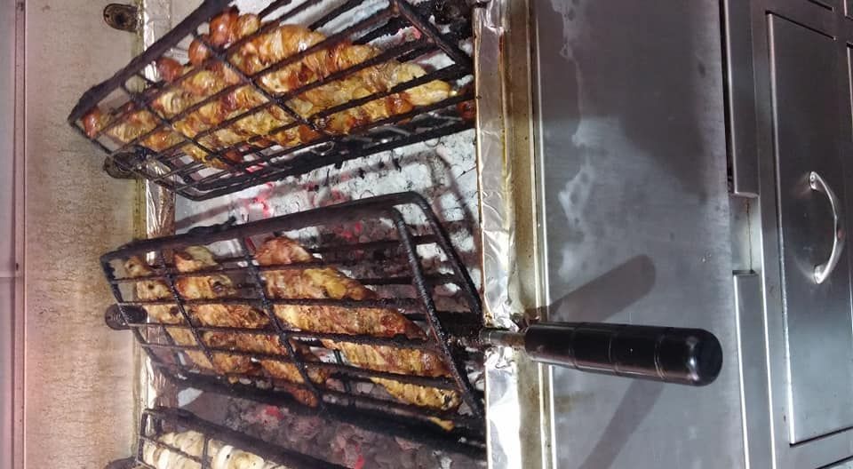 Dos cestas de comida se están cocinando en una parrilla.