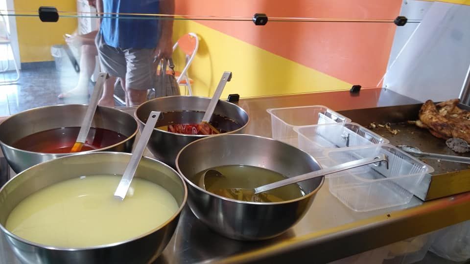 Hay cuatro cuencos con diferentes salsas sobre un mostrador.