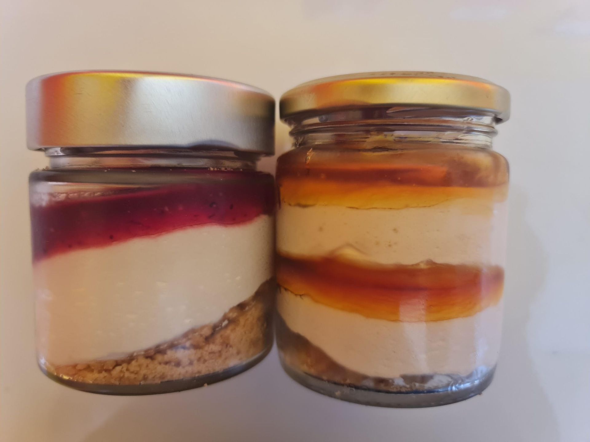 Dos frascos de comida están uno al lado del otro en una mesa.