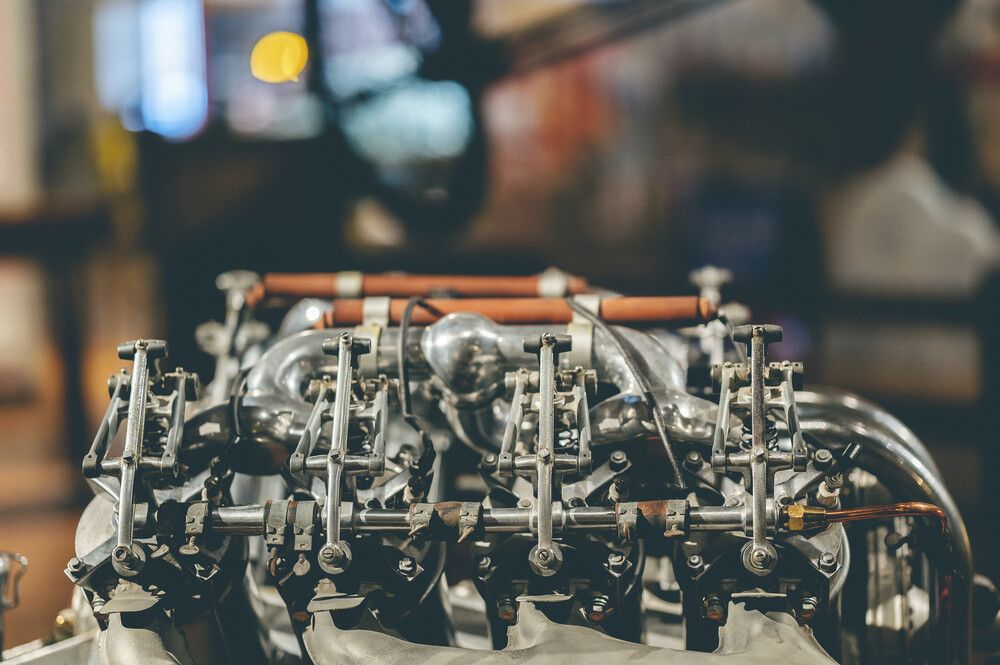 Un primer plano de un motor de metal en una fábrica.