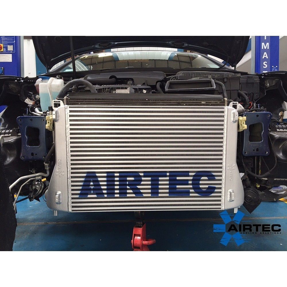 Un automóvil con el capó abierto y un intercooler Airtec en la parte delantera.