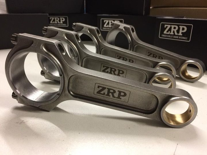 Tres bielas zrp están sobre una mesa