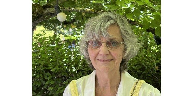 Une femme portant des lunettes