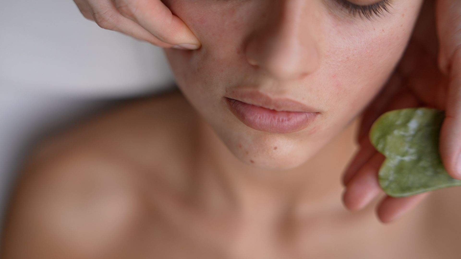 Femme recevant un soin sur le visage.