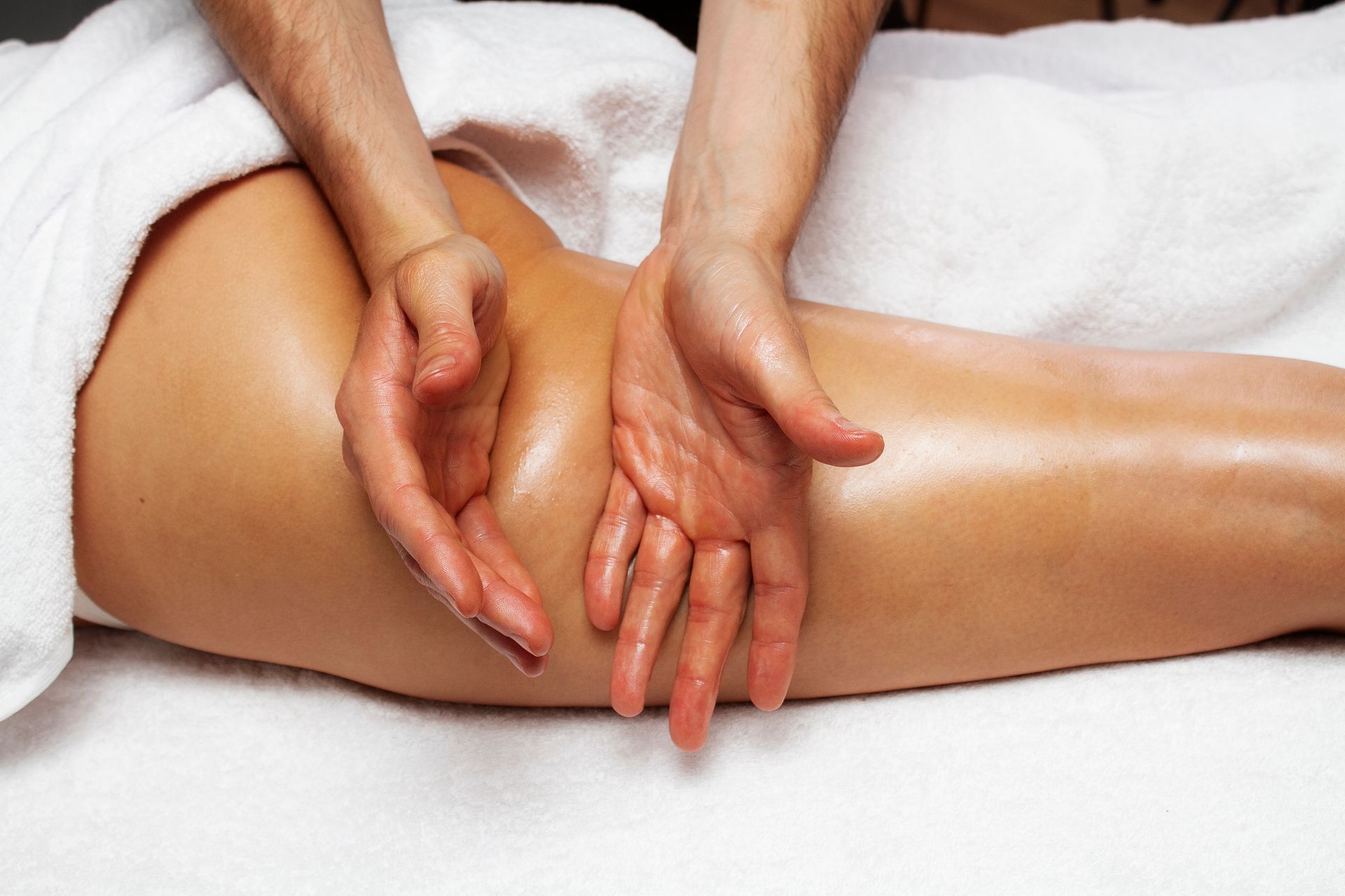 Une séance de drainage lymphatique sur des jambes.