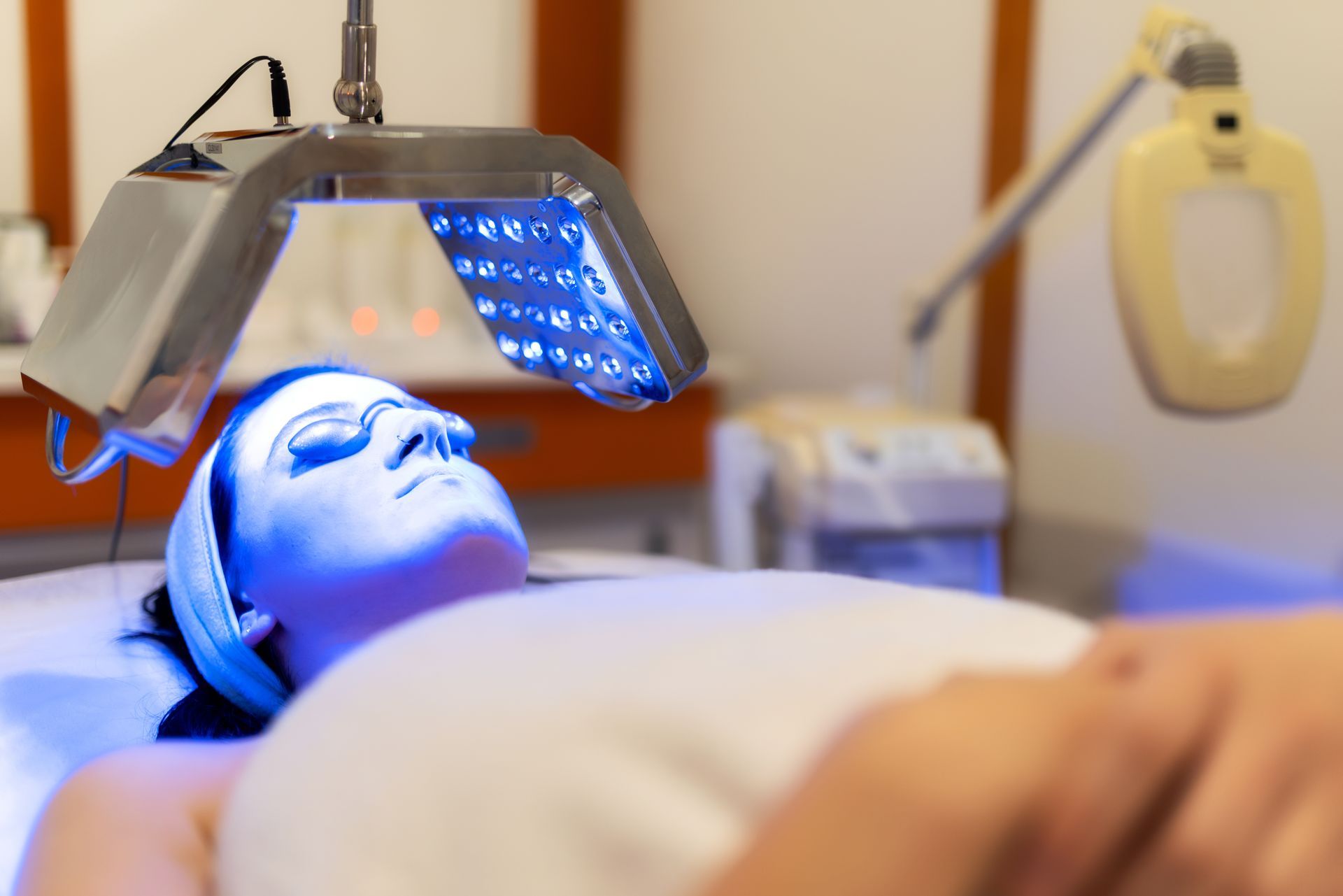 Personne recevant un traitement par photothérapie dans une salle de soins.