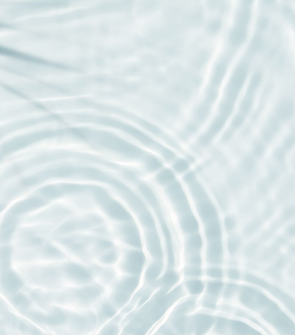 De douces ondulations d'eau bleue avec des reflets circulaires brillants sur un fond pâle.