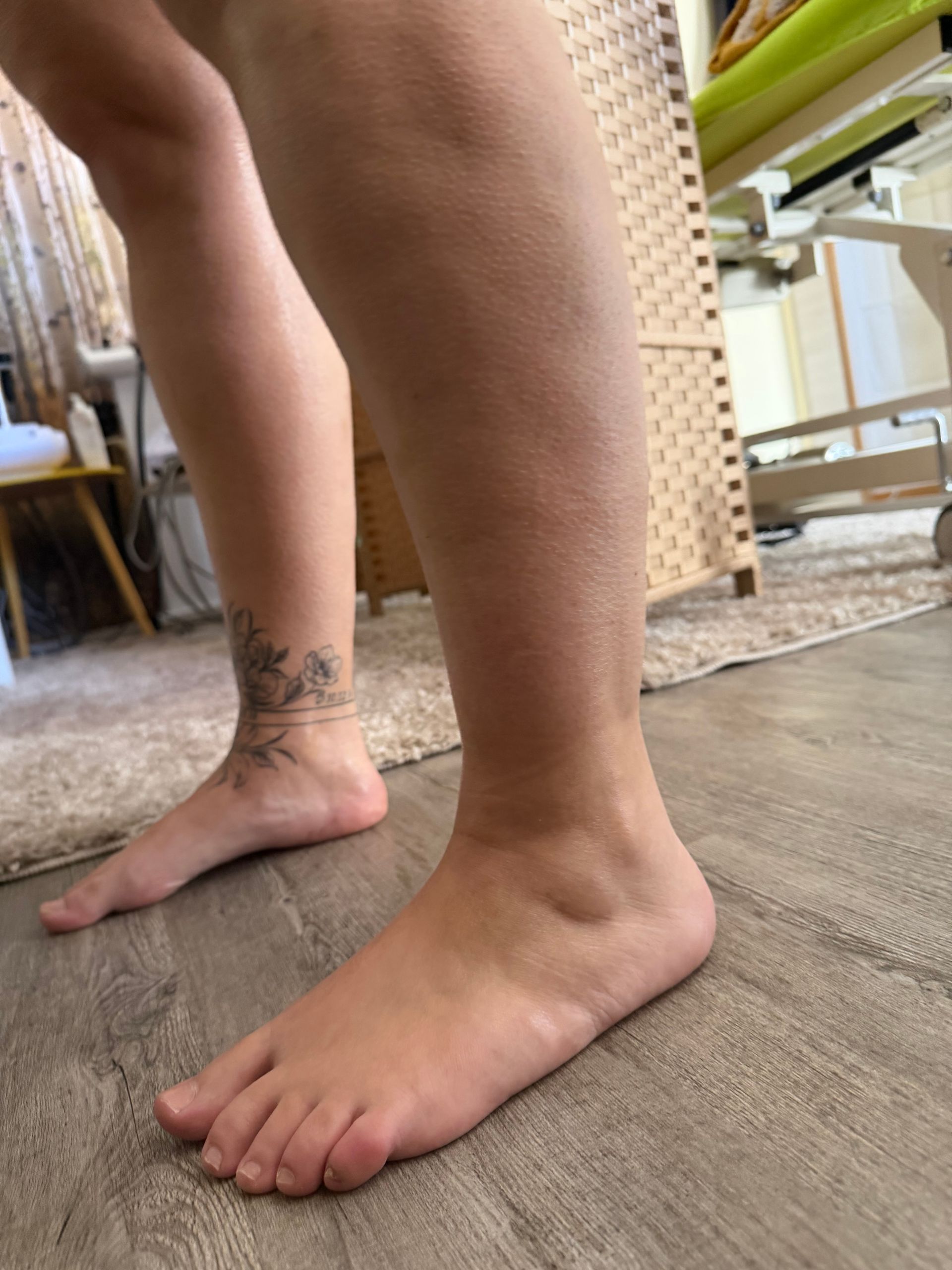 Photo de profil des jambes d'une femme après drainage lymphatique.