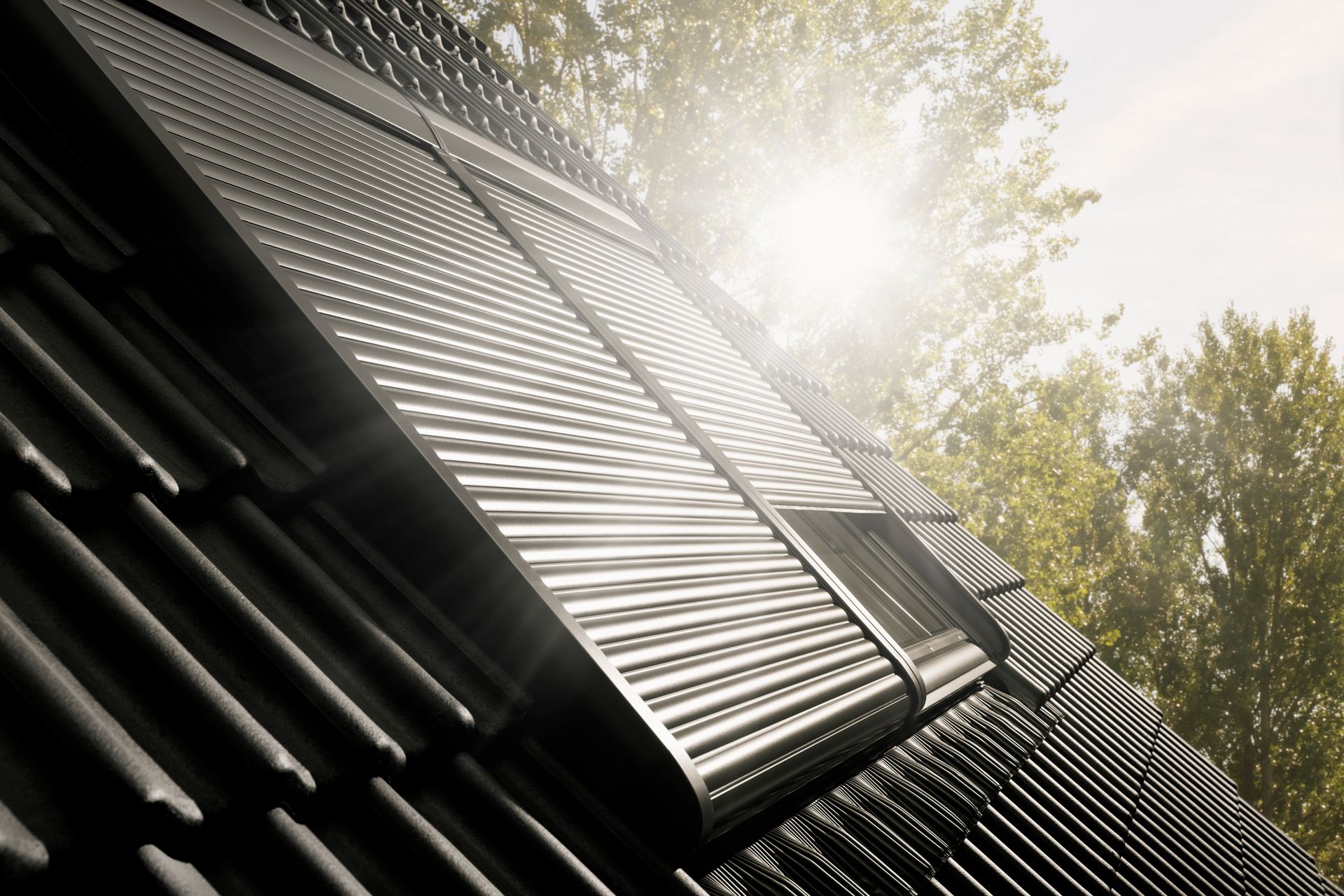 Frau öffnet ein Dachfenster in einem hellen Heimbüro, Schreibtisch sichtbar.