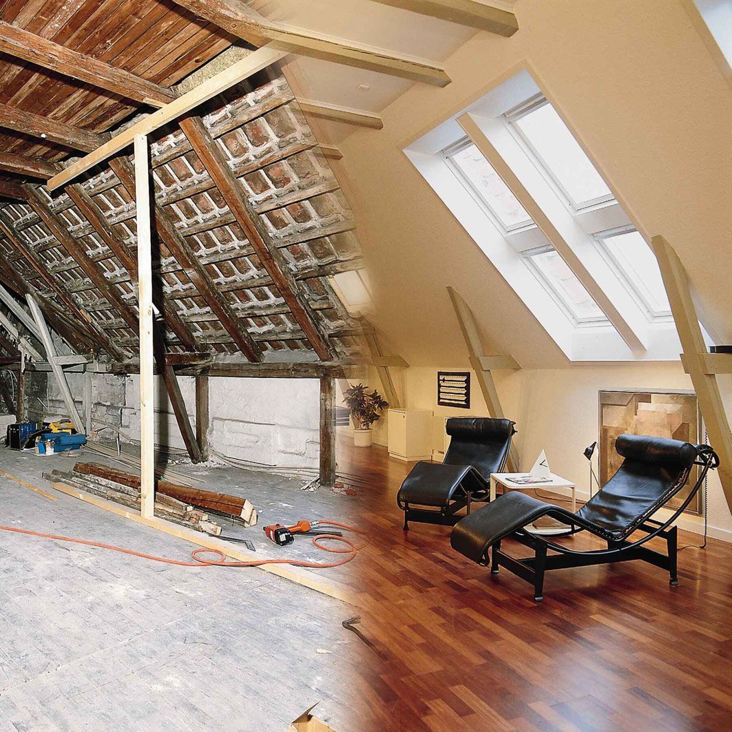 Frau öffnet ein Dachfenster in einem hellen Heimbüro, Schreibtisch sichtbar.