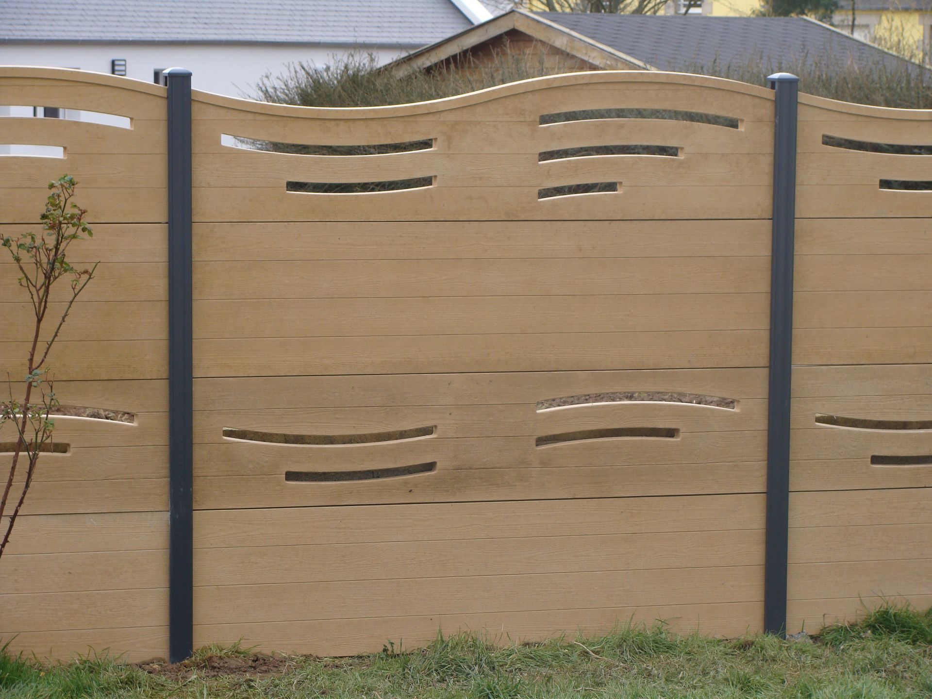 Claustra en béton avec décors et piquets métalliques