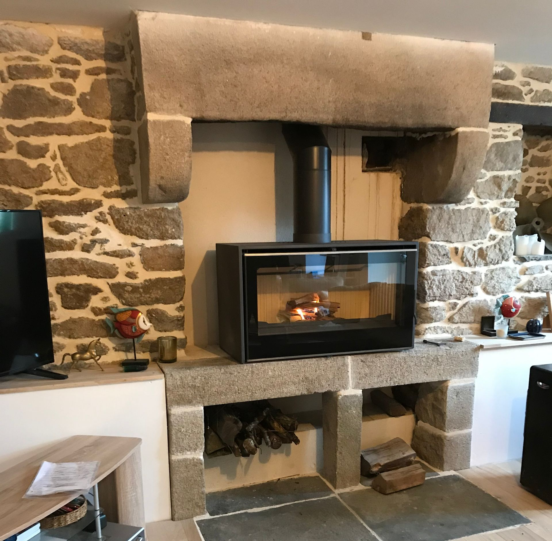 Muret pour entourage de poêle à bois avec joints de pierre