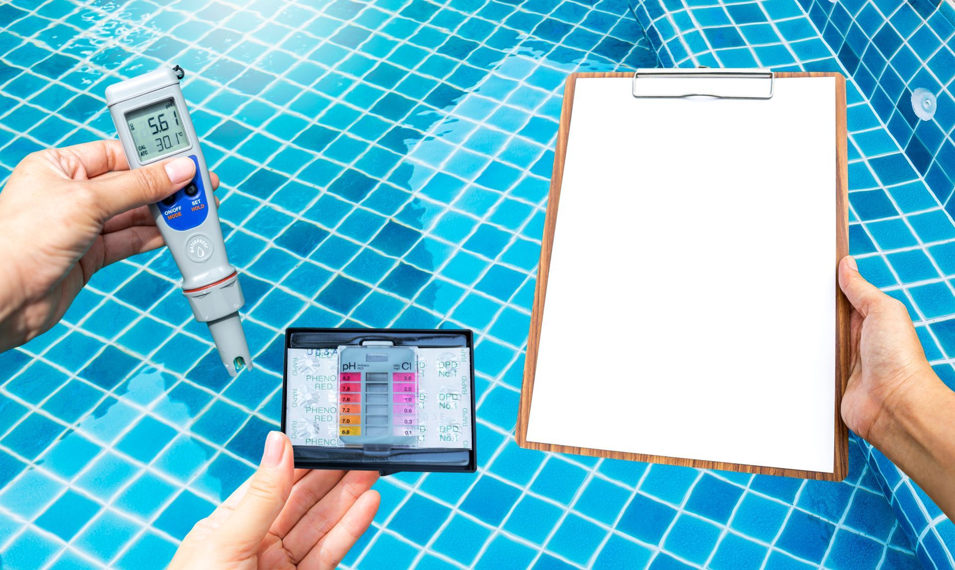 Une personne teste l'eau d'une piscine avec un appareil de mesure, un bloc-notes.