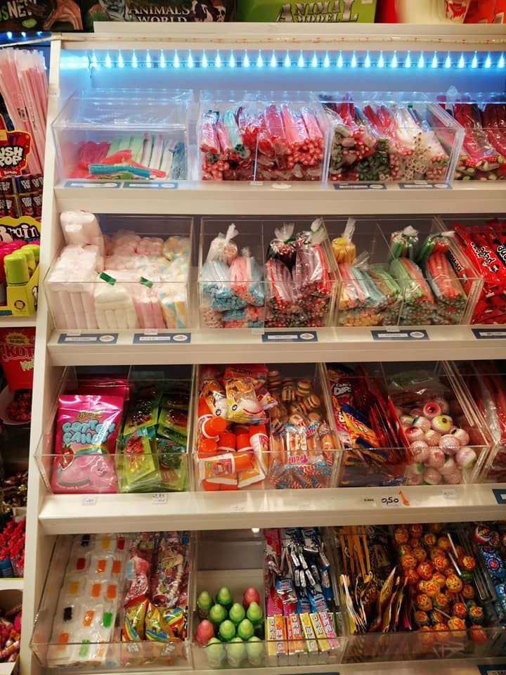 Una vitrina de dulces llena de muchos tipos diferentes de dulces.