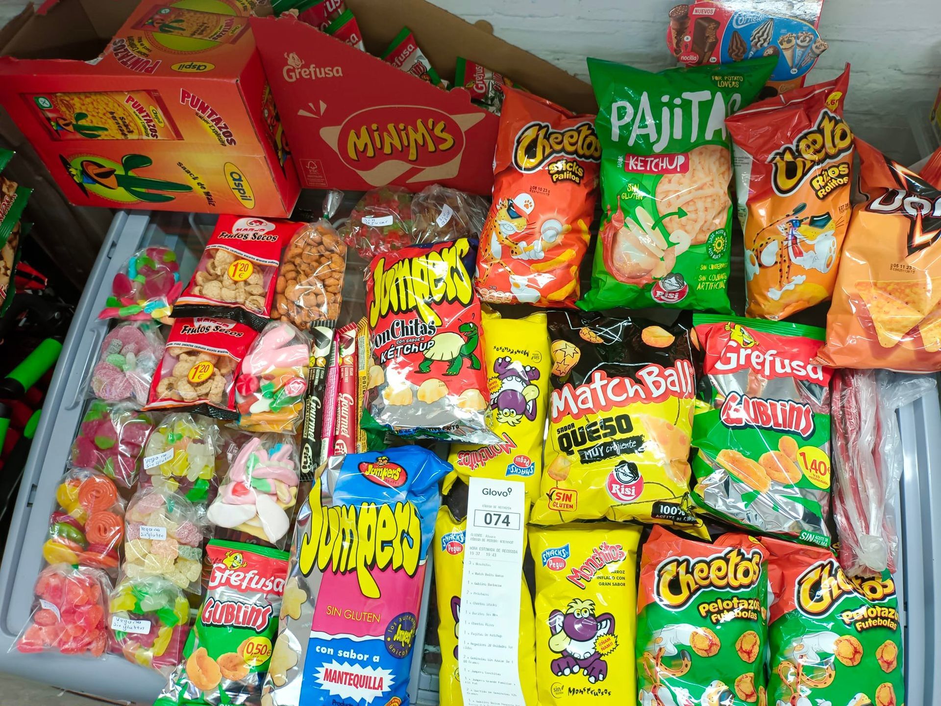 Una variedad de bocadillos y dulces están sobre una mesa.