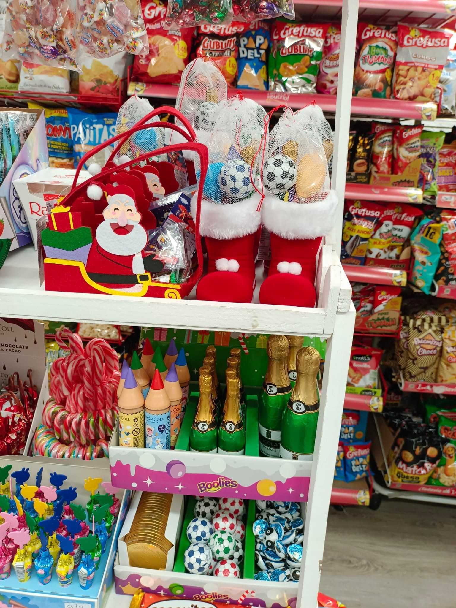 Un estante lleno de muchos dulces navideños en una tienda.