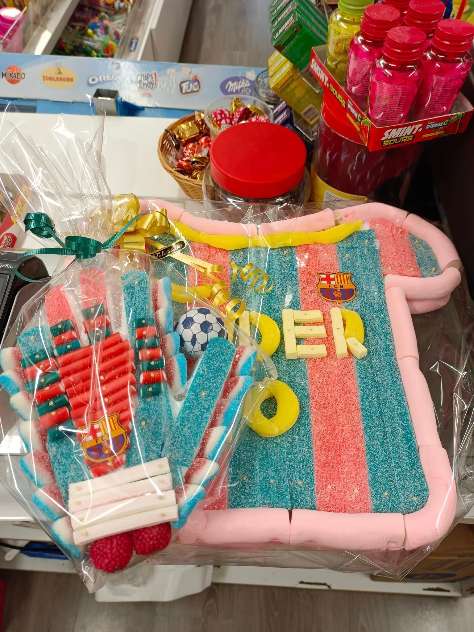 Un pastel que parece una camiseta de fútbol hecha de dulces.