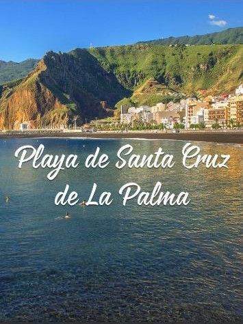 Playa de Santa Cruz de La Palma con mar azul, costa rocosa y acantilados verdes bajo un cielo despejado