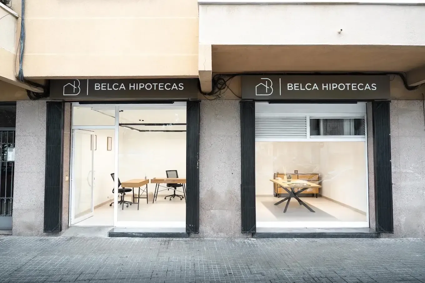 Dos escaparates, con el cartel de 