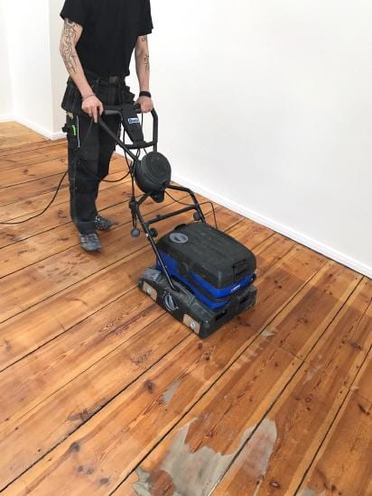 Person auf Parkettboden