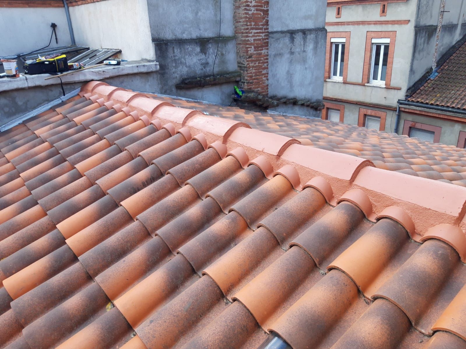 Faîtage en tuile de terre cuite