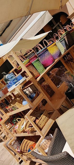 Una tienda llena de muchas cestas y paraguas.