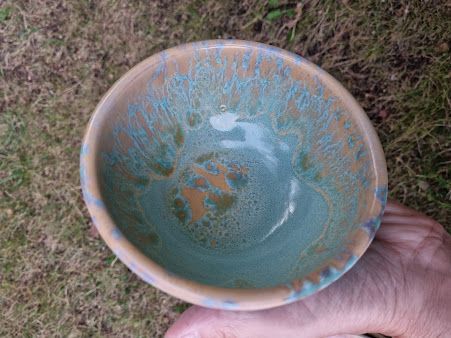 Una persona sostiene un cuenco pequeño en su mano.