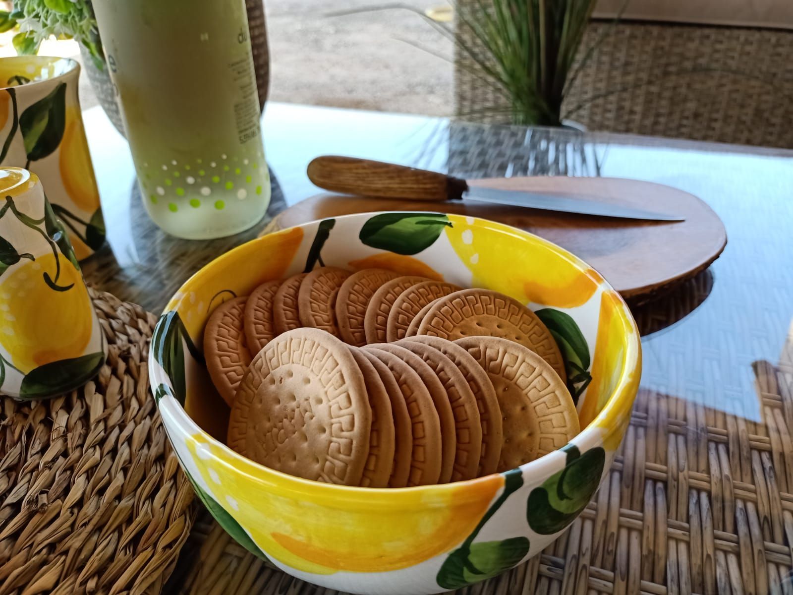 Un recipiente amarillo lleno de galletas sobre una mesa.