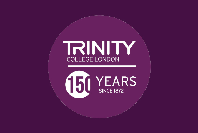 Un logotipo circular de color púrpura para el Trinity College de Londres, con el texto