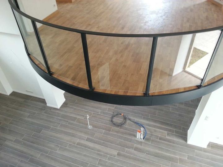 Balcon intérieur avec garde-corps en verre.
