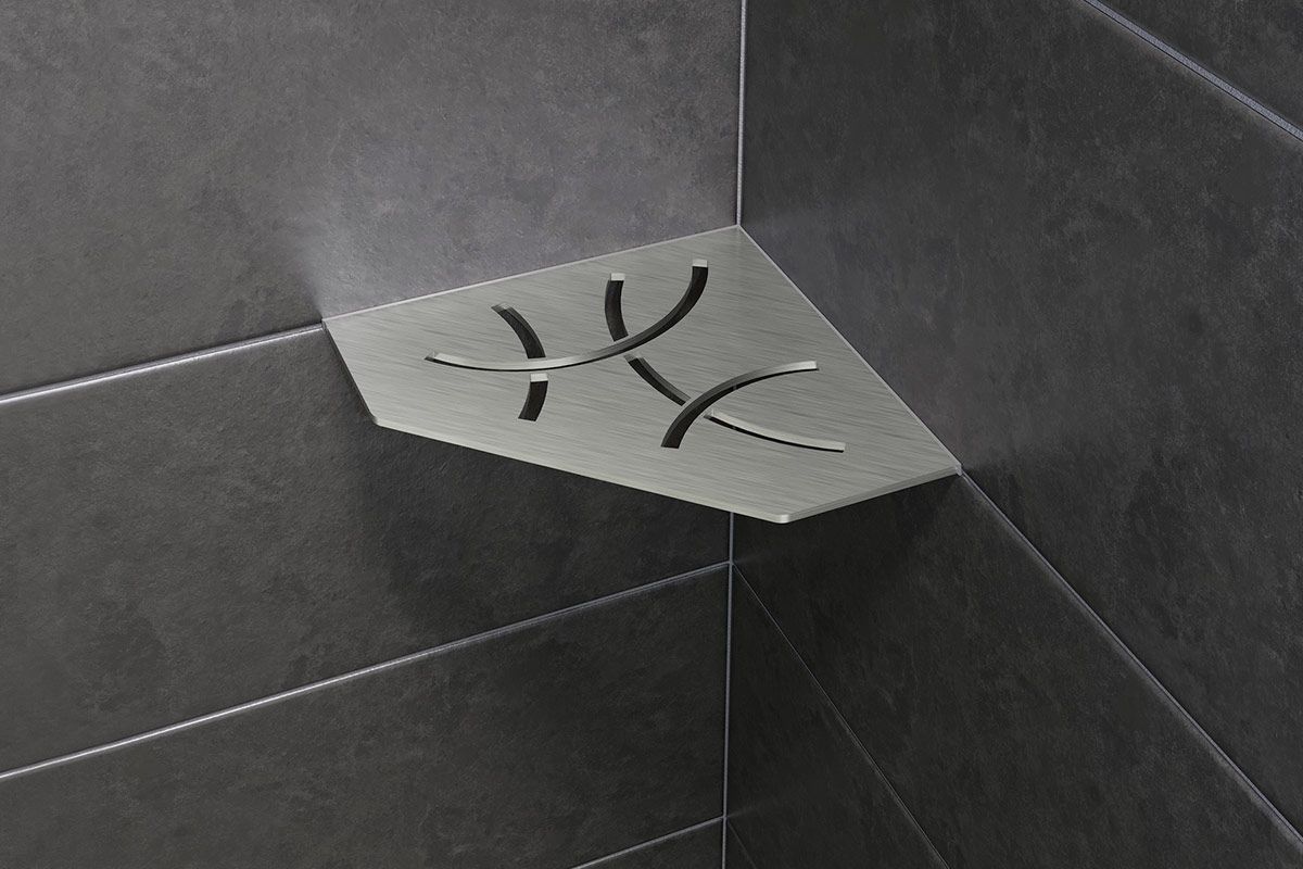 Coin carrelé sombre avec une petite étagère claire supportant un objet décoratif abstrait noir