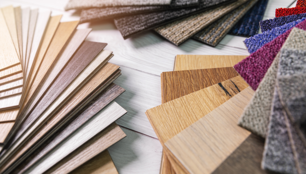 Assortiment d'échantillons de revêtements de sol en bois et en moquette.