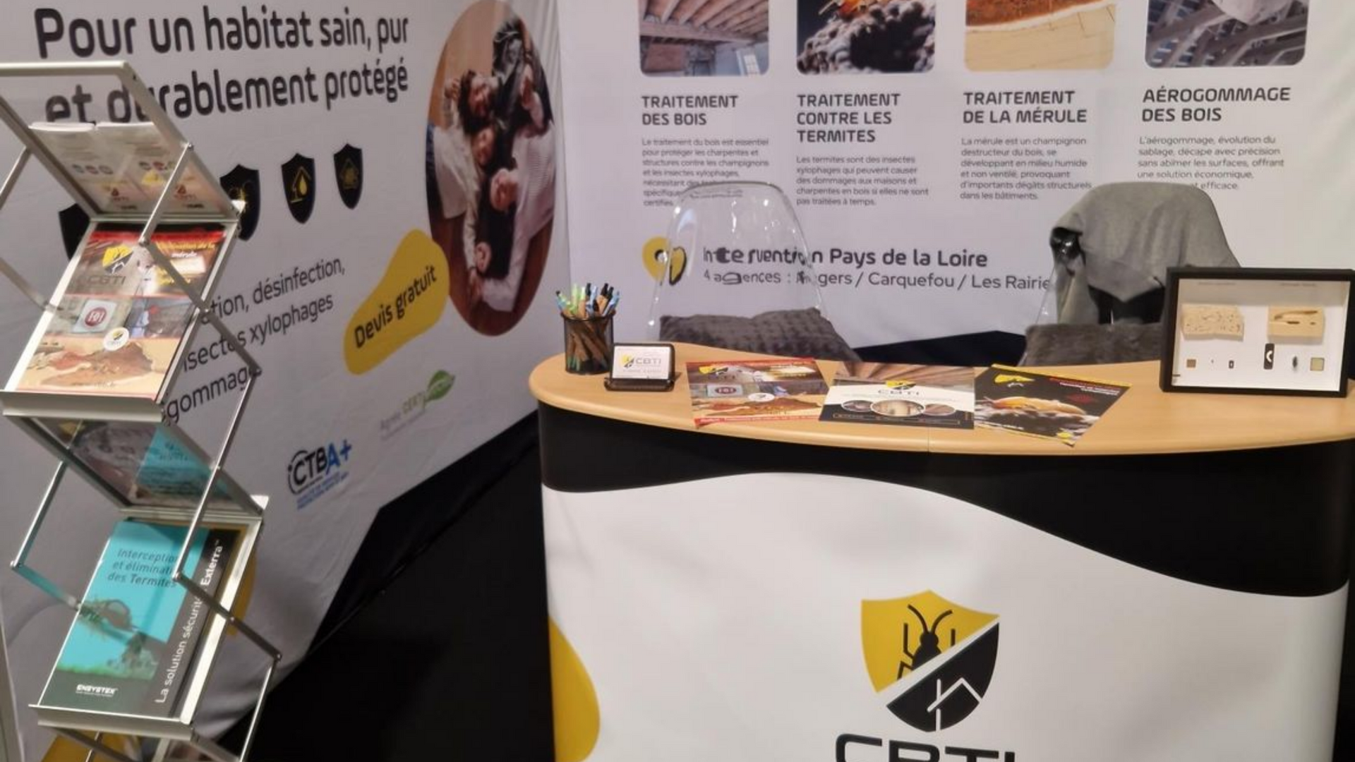 Un bureau et des prospectus